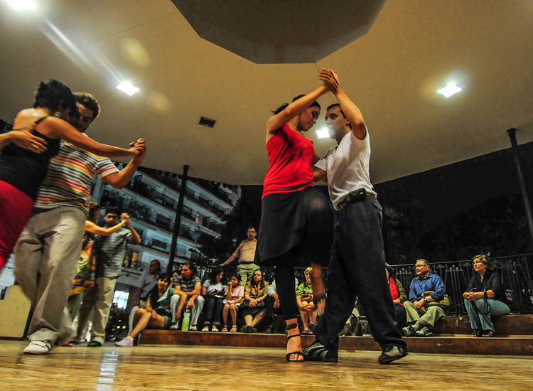 Ballerini di tango nella rotonda di Salta, nel nord del Paese.